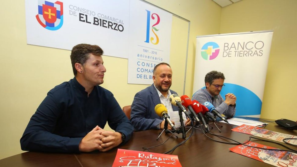 El presidente del Consejo Comarcal del Bierzo, Gerardo Álvarez Courel (C), junto al director técnico de las IGP Botillo del Bierzo y Pimiento Asado del Bierzo, Roberto Fuertes (D), durante la presentación de la cuarta ruta por la calidad del Bierzo.-ICAL