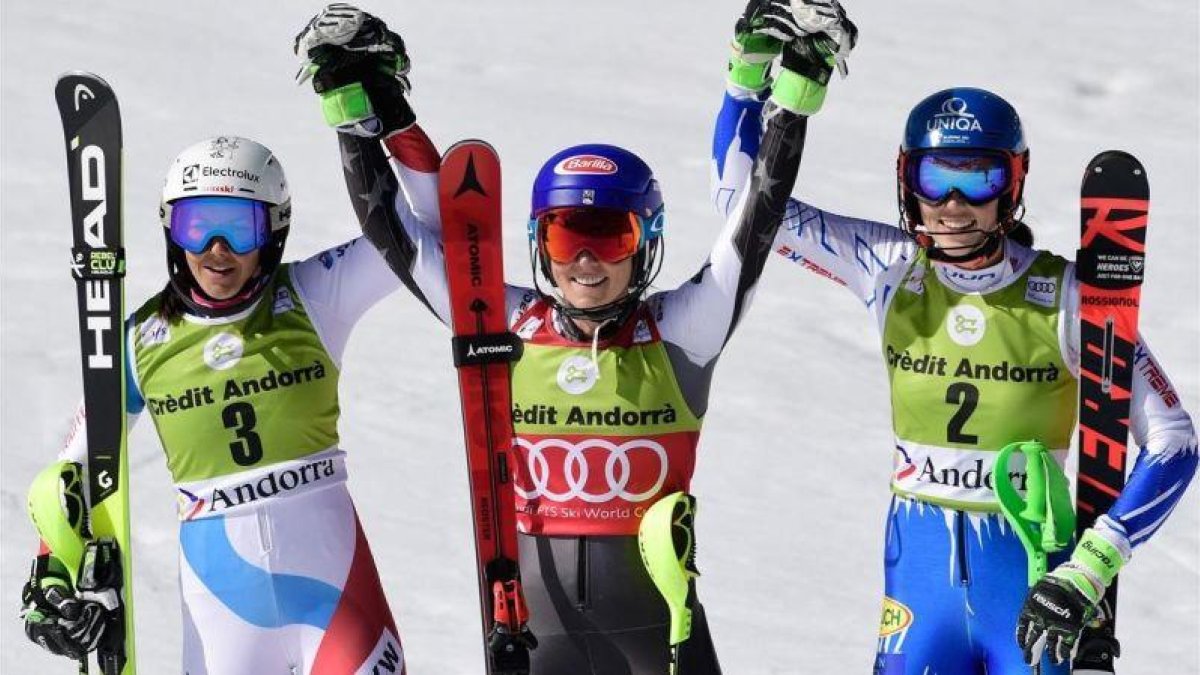 Holdener (izquierda) y Vlhova escoltan a Shiffrin tras el eslalon de este sábado en Soldeu.-AFP / JAVIER SORIANO