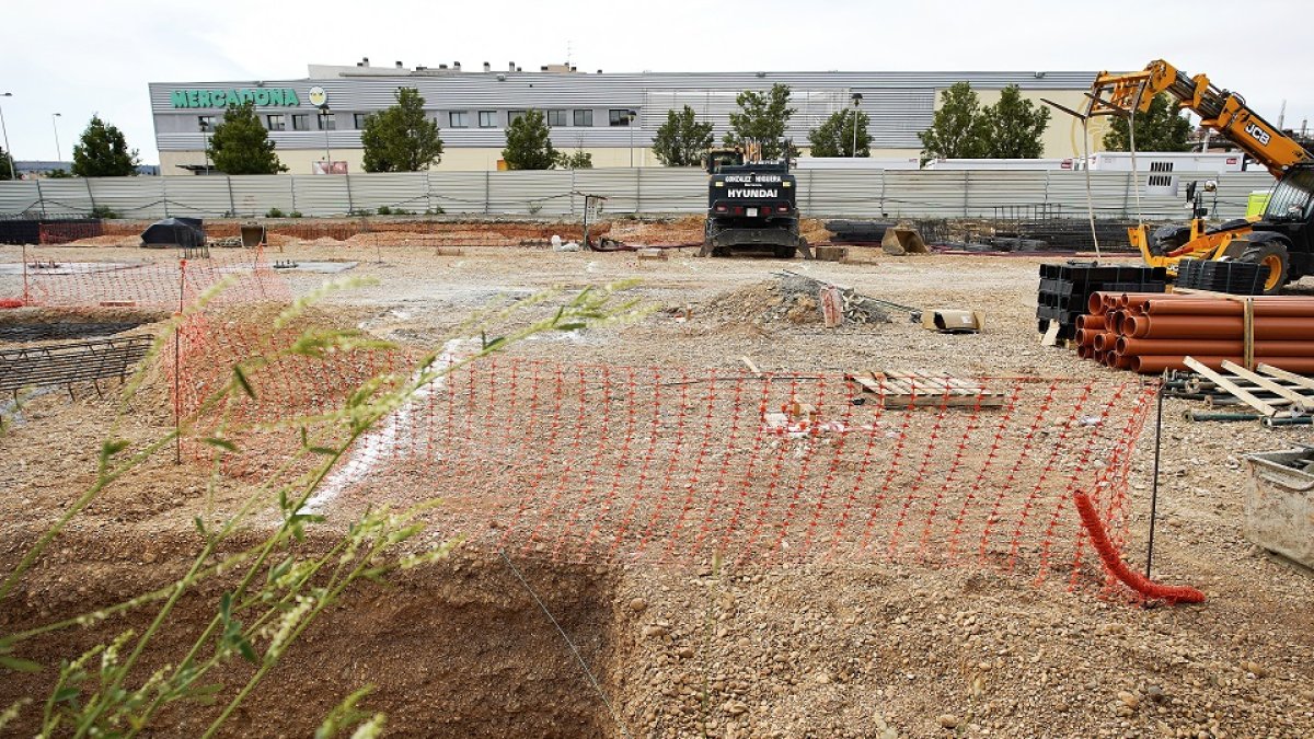 Parcela de El Peral en la que Mercadona está levantando su nueva tienda eficiente que abrirá en diciembre con el servicio de comida para llevar.- J.M. LOSTAU