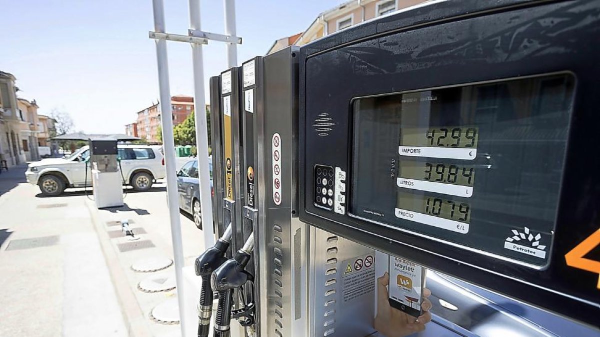 Imagen de la pantalla que marca el precio en una gasolinera de Valladolid.-PABLO REQUEJO