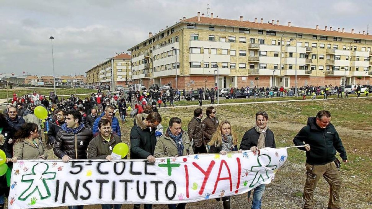 Cientos de padres y madres en el solar donde se edificará el quinto colegio de Arroyo de la Encomienda-J.M.Lostau