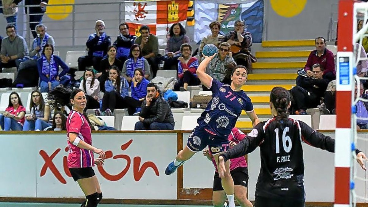 Amaia lanza tras superar la defensa del Mavi en el partido de la División de Honor disputado ayer en Gijón.-VALENTÍN G. GARIBAY