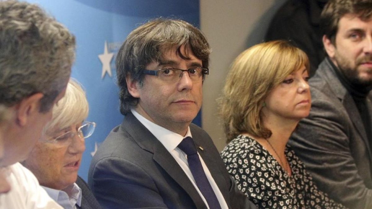 Carles Puigdemont, en el Centro de Prensa de Bruselas, junto a varios exconsellers-/ OLIVIER MATTHYS (AP)