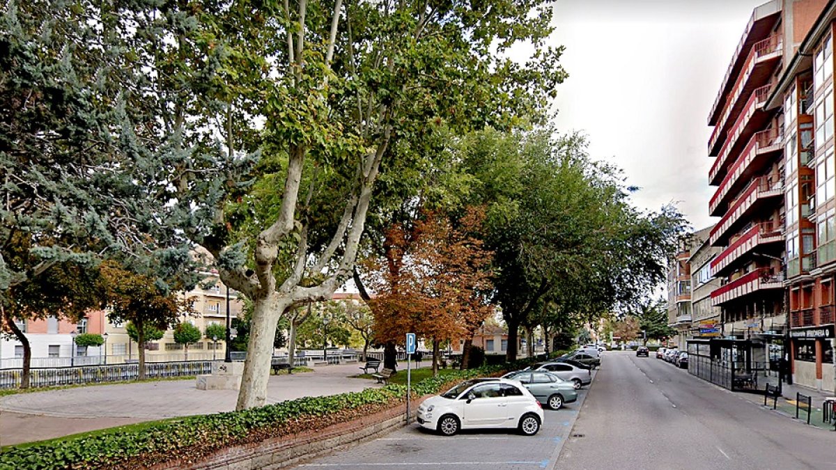 Zona de aparcamiento ORA en Medina del Campo, junto al río Zapardiel. GGL SW