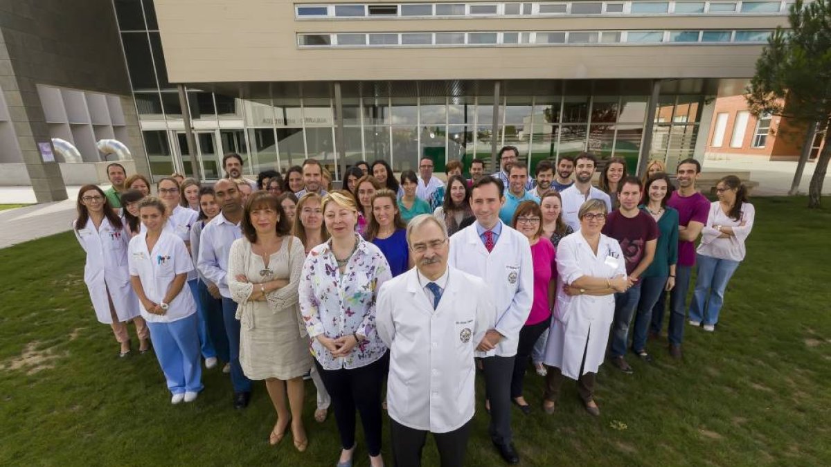 El equipo del Instituto de Oftalmología Aplicada (IOBA) se muestra al completo en la entrada del edificio del Campus Miguel Delibes que ocupan-El Mundo