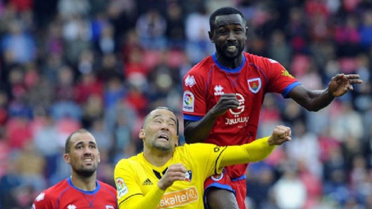 Quique, de amarillo, durante el reciente Numancia-Osasuna.-LALIGA