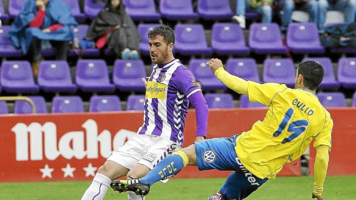 Chica desplaza el balón ante la entrada de Culio en el partido frente a Las Palmas-J.M.Lostau