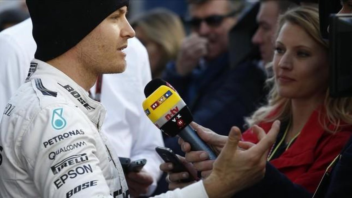 Nico Rosberg atiende a la prensa tras la sesión matinal en Montmeló.-AP / MANU FERNÁNDEZ