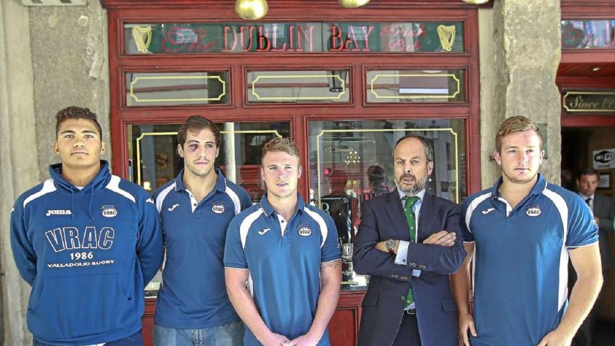 NUEVA SEDE PARA LOS TERCEROS TIEMPOS. El Dublín Bay será a partir de ahora el escenario de los terceros tiempos en los partidos que dispute el VRACen Pepe Rojo. Garrote anunció ayer el acuerdo con el establecimiento y presentó a los jugadores Daniel-J. M. Lostau