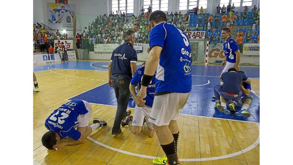 Mayo de 2015. Los jugadores del BMAtlético Valladolid, desolados tras perder el tren del ascenso ante el Sinfín.-EM