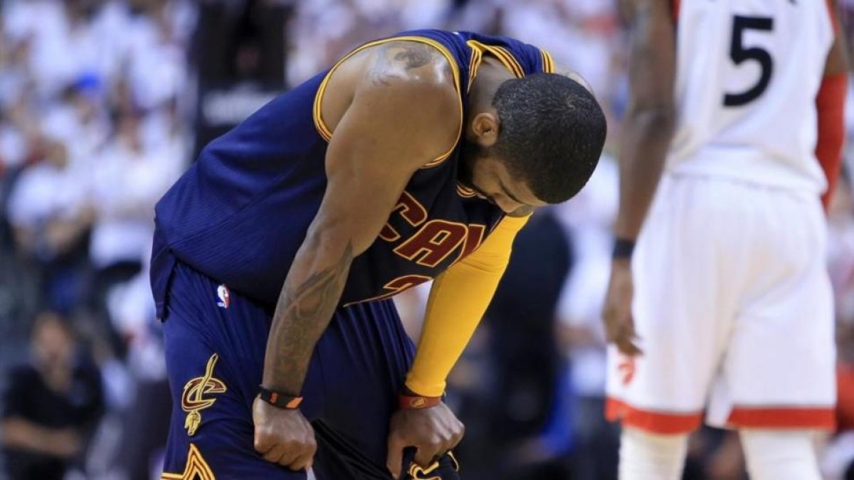 Kyrie Irving lamenta un error en el cuarto partido de la final del Este.-VAUGHN RIDLEY / AFP