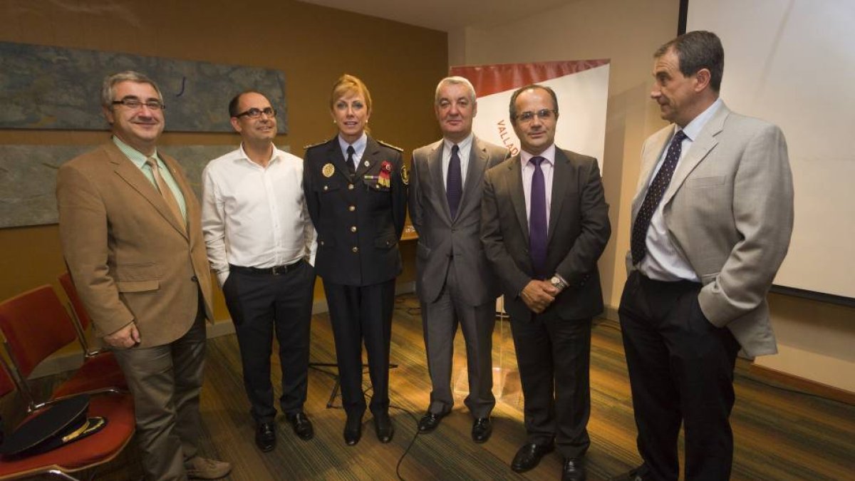 Florencio Carrera, segundo por la derecha, junto a un grupo de asistentes a la presentación del programa-Pablo Requejo