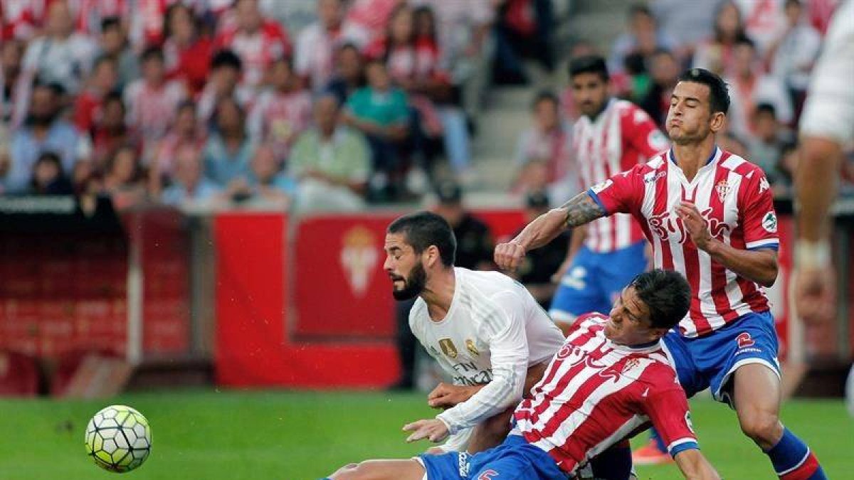Isco lucha el balón con Bernardo.-EFE