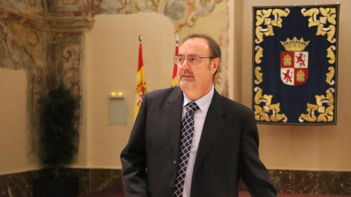 El consejero de Educación, Fernando Rey, asiste a la constitución del grupo de trabajo sobre el mapa de titulaciones de las universidades-Ical