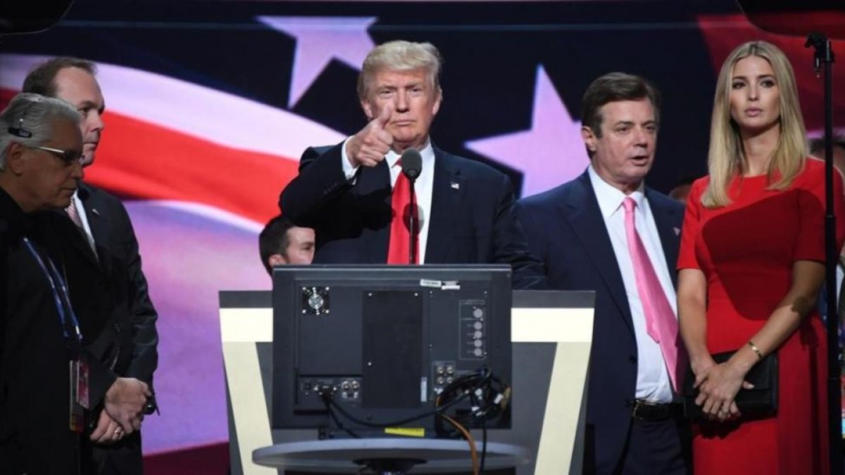 Trump realiza una prueba de sonido en el último día de la Convención republicana, en Cleveland, este jueves.-AFP / JIM WATSON