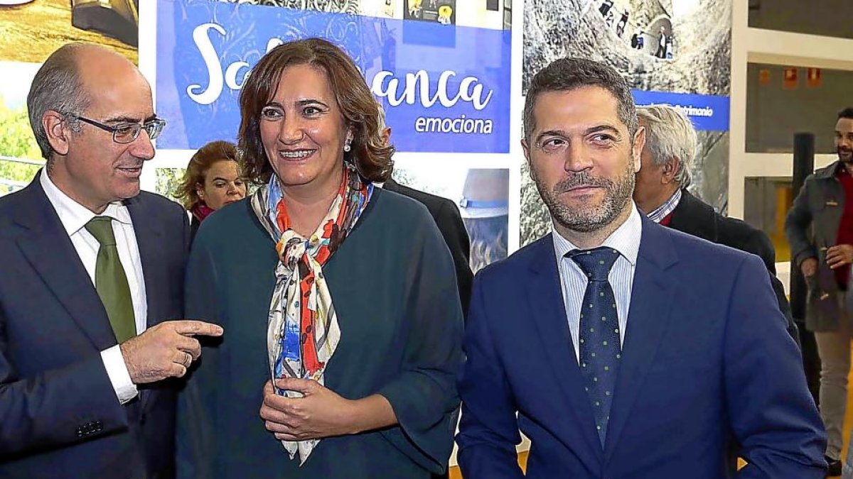 Javier Iglesias, Josefa García Cirac y Julio López en el expositor de Salamanca.-ICAL