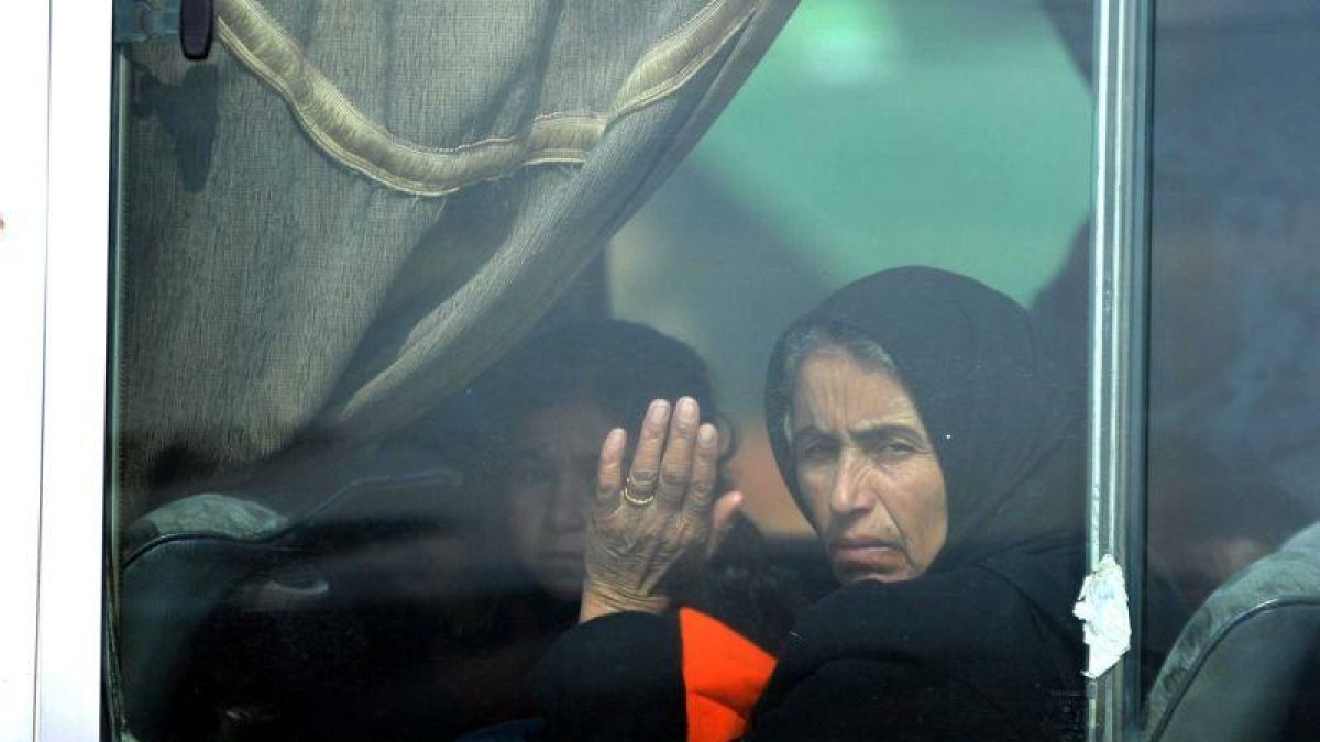 Una familia desplazados intenta regresar a sus hogares en Siria.-EPA