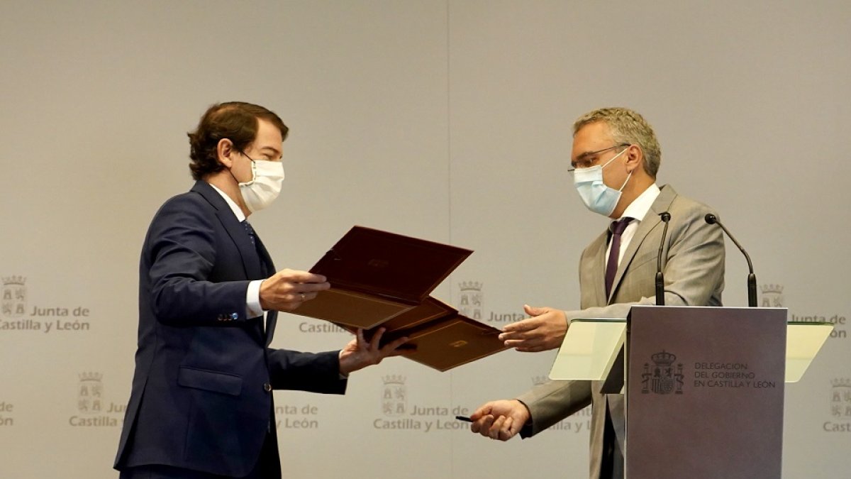 El presidente de la Junta, Alfonso Fernández Mañueco, junto al delegado del Gobierno, Javier Izquierdo.- ICAL