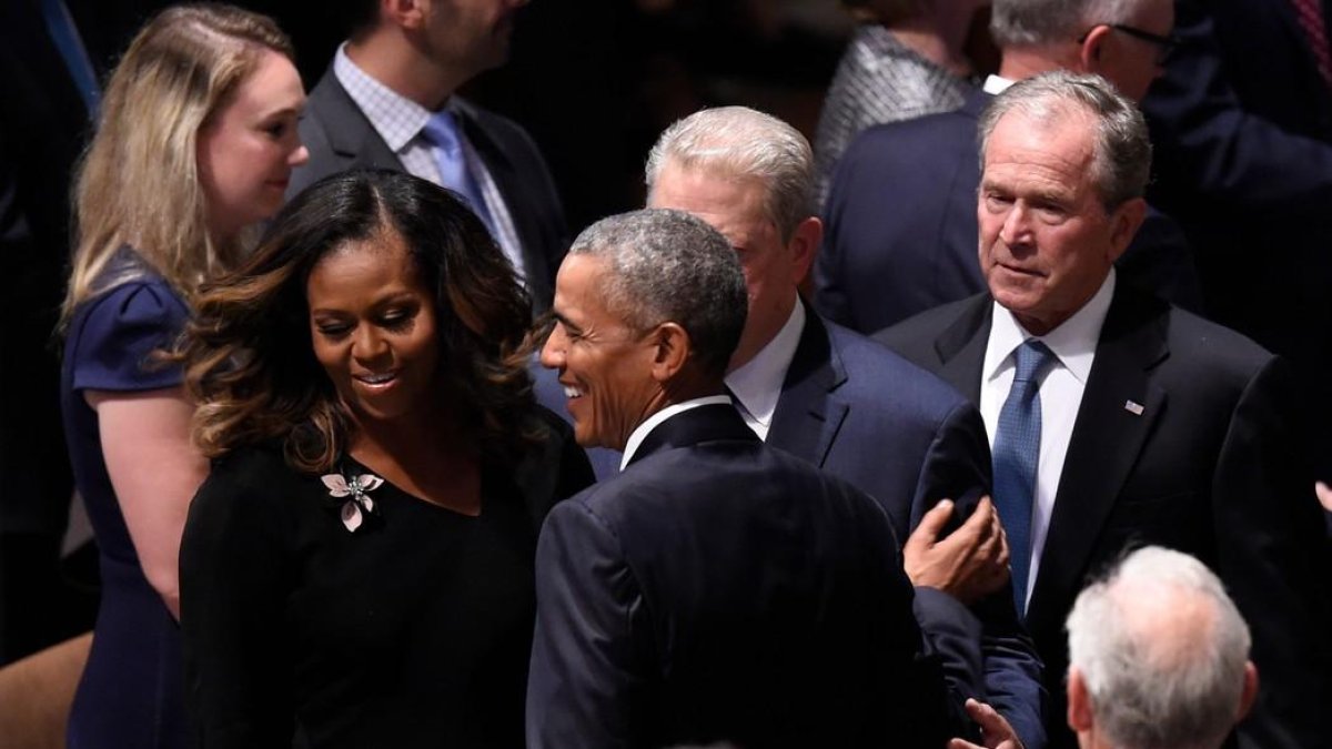 Obama y Bush en el funeral de McCain-SAUL LOEB