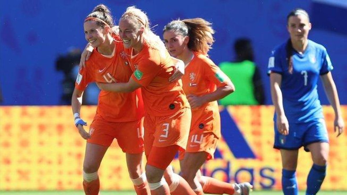 Las jugadoras holandesas celebran el segundo tanto en los cuartos ante Italia.-TOLGA BOZOGLU (EFE)