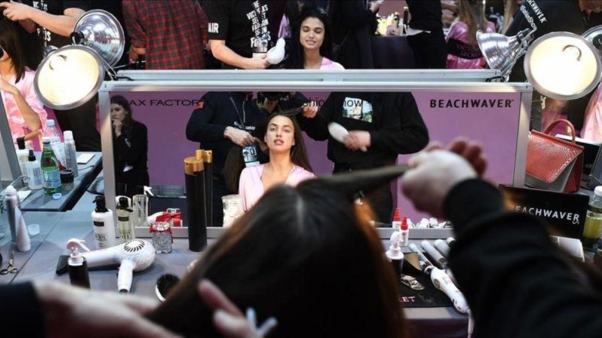 La modelo rusa Irina Shayk, en una sesión de maquillaje y peliquería.-AFP/ LIONEL BONAVENTURE