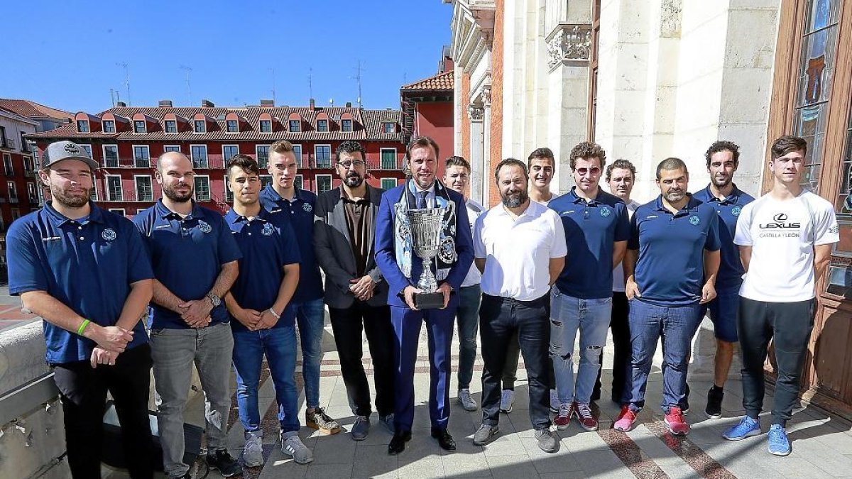 El alcalde y el concejal de Deportes posan con la copa en el Ayuntamiento junto a Ángel Ruiz y los jugadores del CPLV.-J.M. LOSTAU