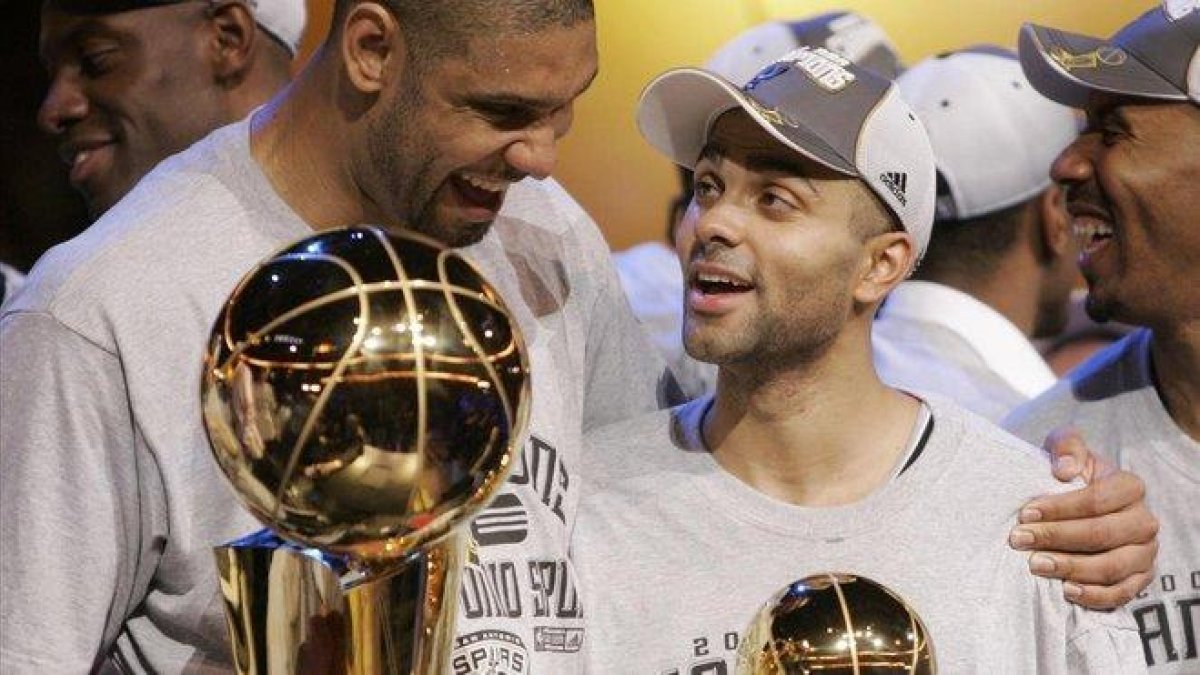 Duncan y Tony Parker, con el trofeo de campeón de la NBA en el 2007-AP