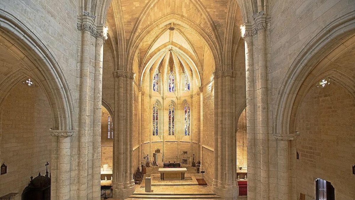Vista del interior de la iglesia con el fondo iluminando las vidrieras.-J.M. LOSTAU