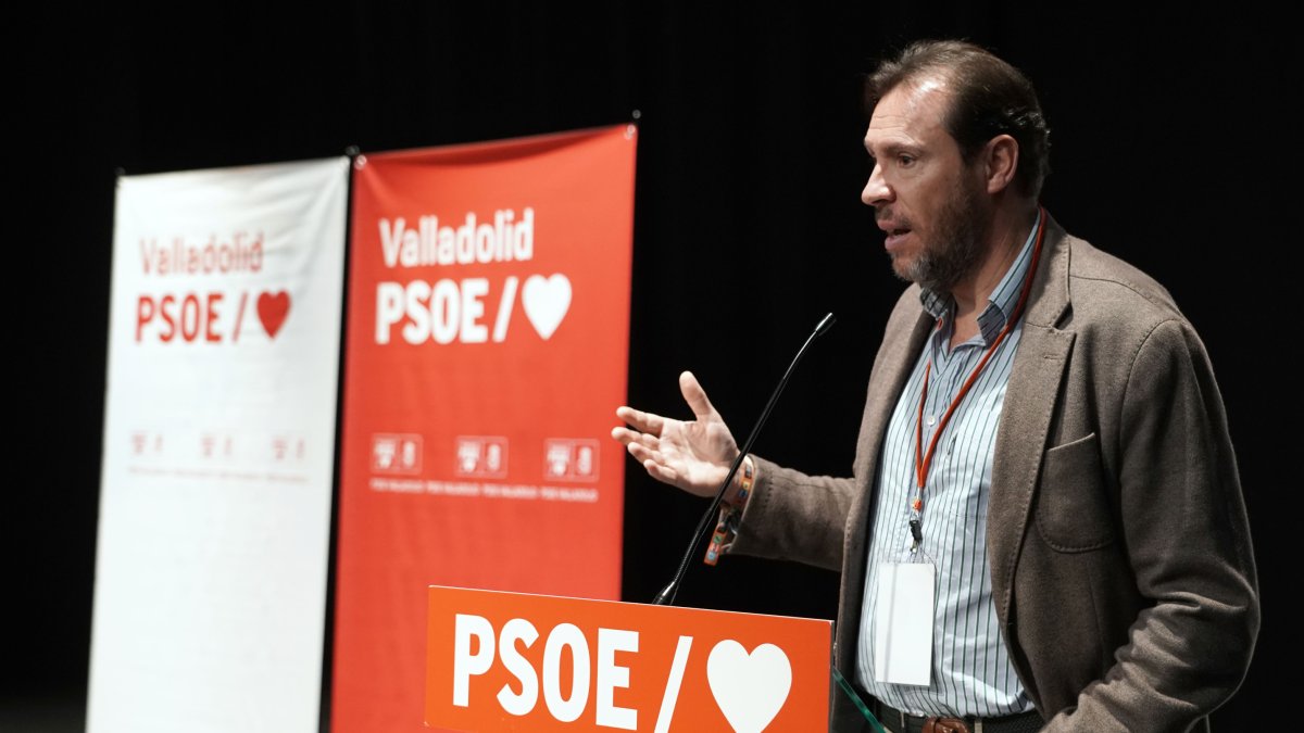 El secretario general del PSOE de Valladolid, Óscar Puente, atiende a los medios antes de la celebración del Comité Provincial. ICAL