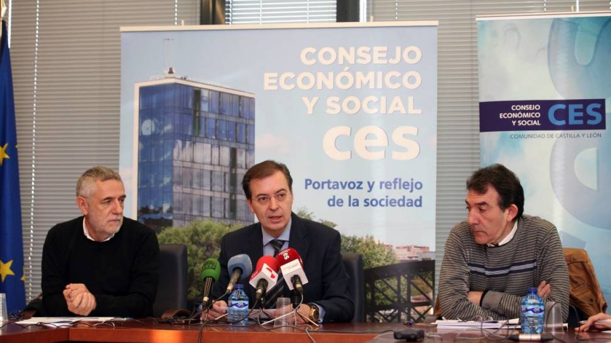 El presidente del CES de Castilla y León, Germán Barrios (C), y los secretarios generales de CCOO y UGT, Ángel Hernández (D) y Agustín Prieto (I)-Ical