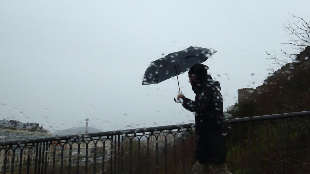 Imagen de lluvia en Ponferrada-CÉSAR SÁNCHEZ / ICAL