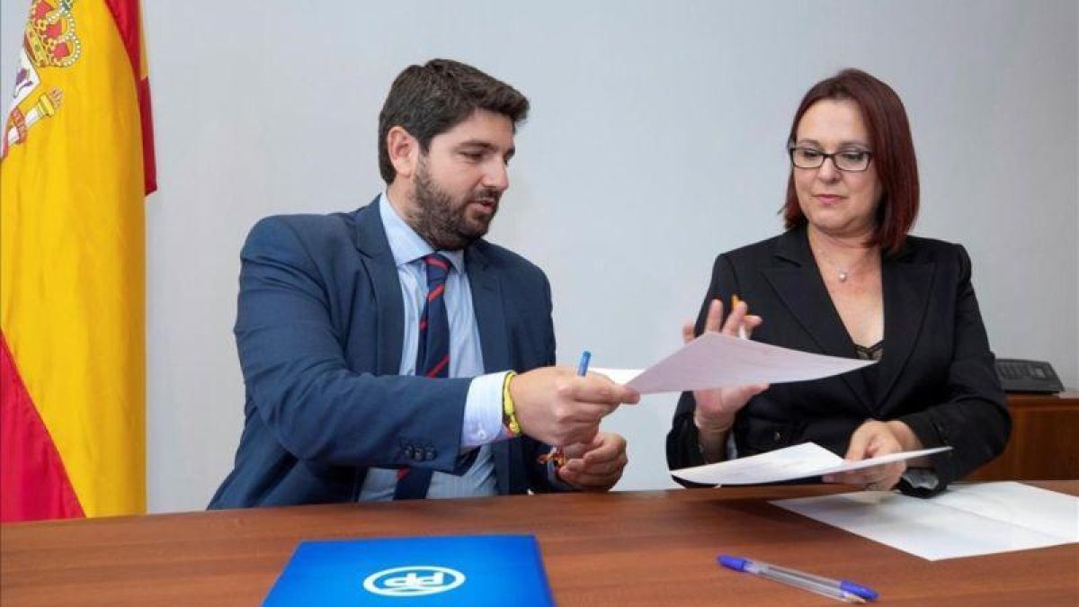 El presidente en funciones de Murcia, Fernando López Miras, y la diputada de Ciudadanos Isabel Franco durante la firma de su acuerdo bipartito de 72 medidas.-EFE / MARCIAL GUILLÉN