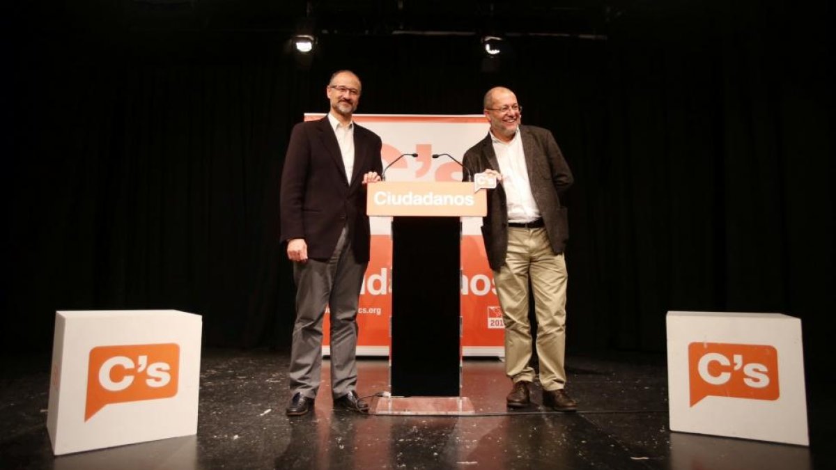 El portavoz de Ciudadanos en las Cortes de Castilla y León, Luis Fuentes, participa en un acto electoral de su partido en Arroyo de la Encomienda junto al candidato al Congreso, Francisco Igea-Ical