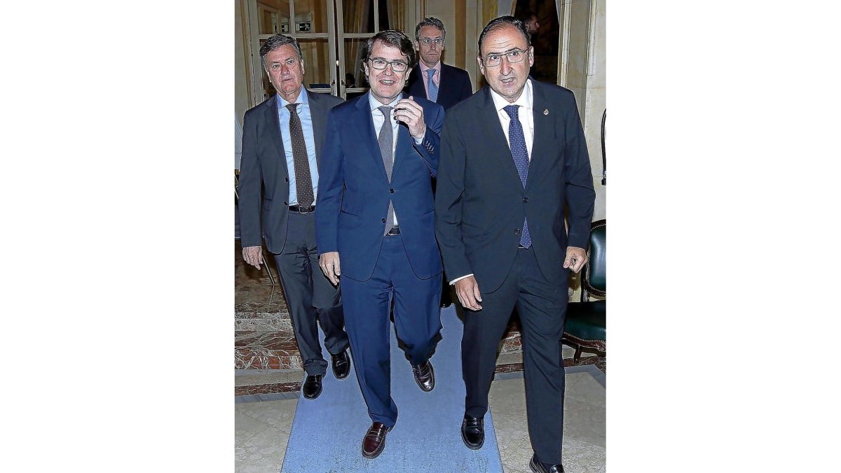 Francisco Vázquez, Alfonso Fernández Mañueco y Alfonso Polanco, instantes antes de la intervención en el Fórum Europa.-ICAL