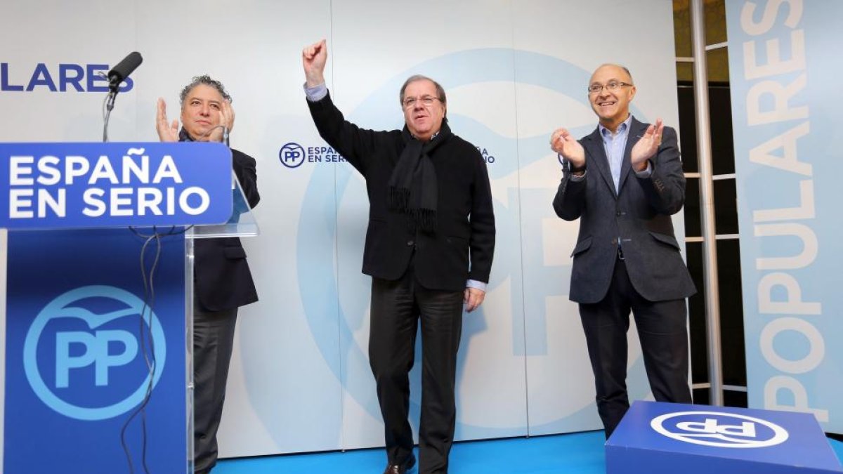 El presidente del PP de Castilla y León, Juan Vicente Herrera, partipa en un acto público del partido. Junto a él, el presidente provincial, Ramiro Ruiz Medrano, y el candidato número uno al Congreso, Tomás Burgos-Ical