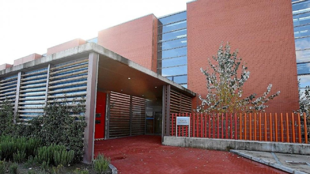 Acceso a urgencias del Hospital Universitario Río Hortega-EL MUNDO