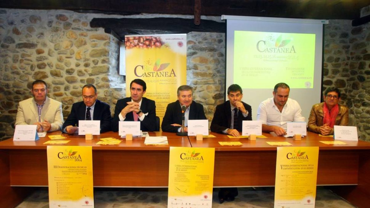 De I a D: El director de la Mesa del Castaño, Angel Gaspar García-Miranda; el presidente del Consejo Comarcal, Alfonso Arias; el subdelegado del Gobierno en León, Juan Carlos Suarez-Quiñones; el alcalde de Carracedelo, Raúl Valcarce; el director general d-Ical