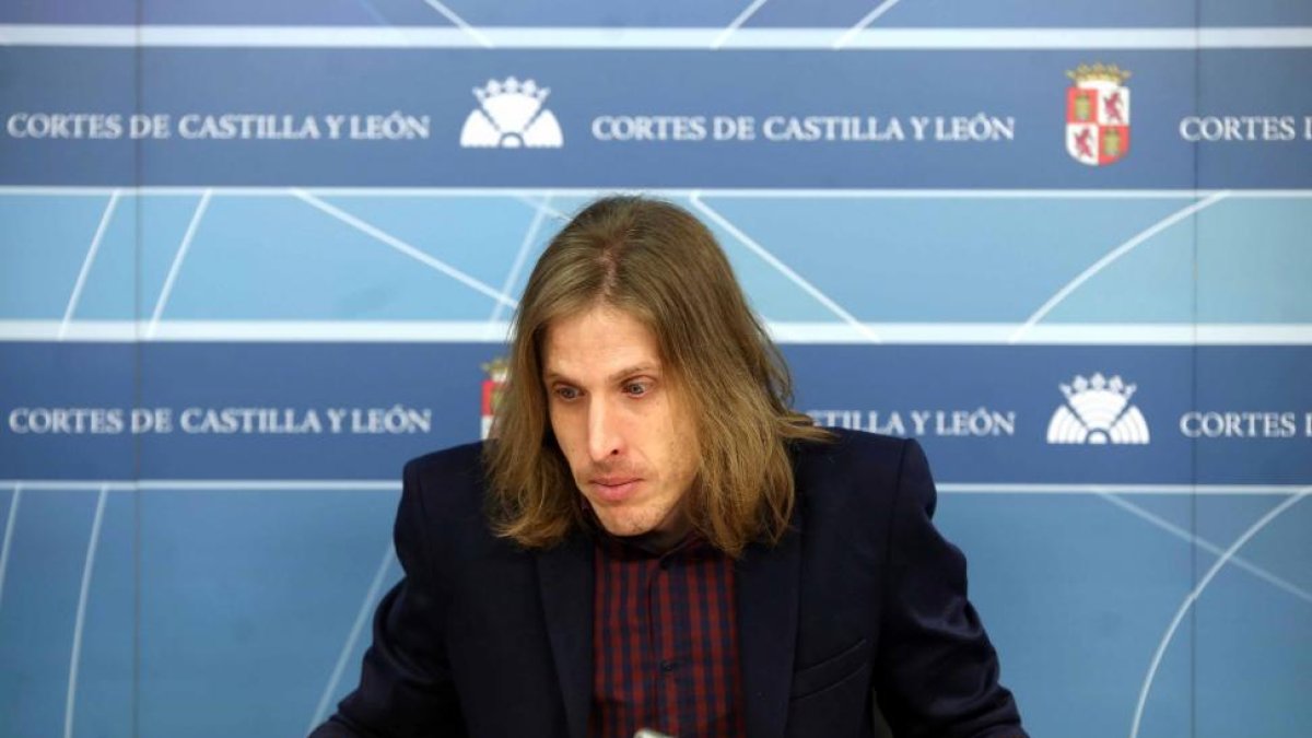 El portavoz del Grupo Parlamentario de Podemos, Pablo Fernández, avanza las líneas de trabajo del grupo en los próximos meses.-ICAL