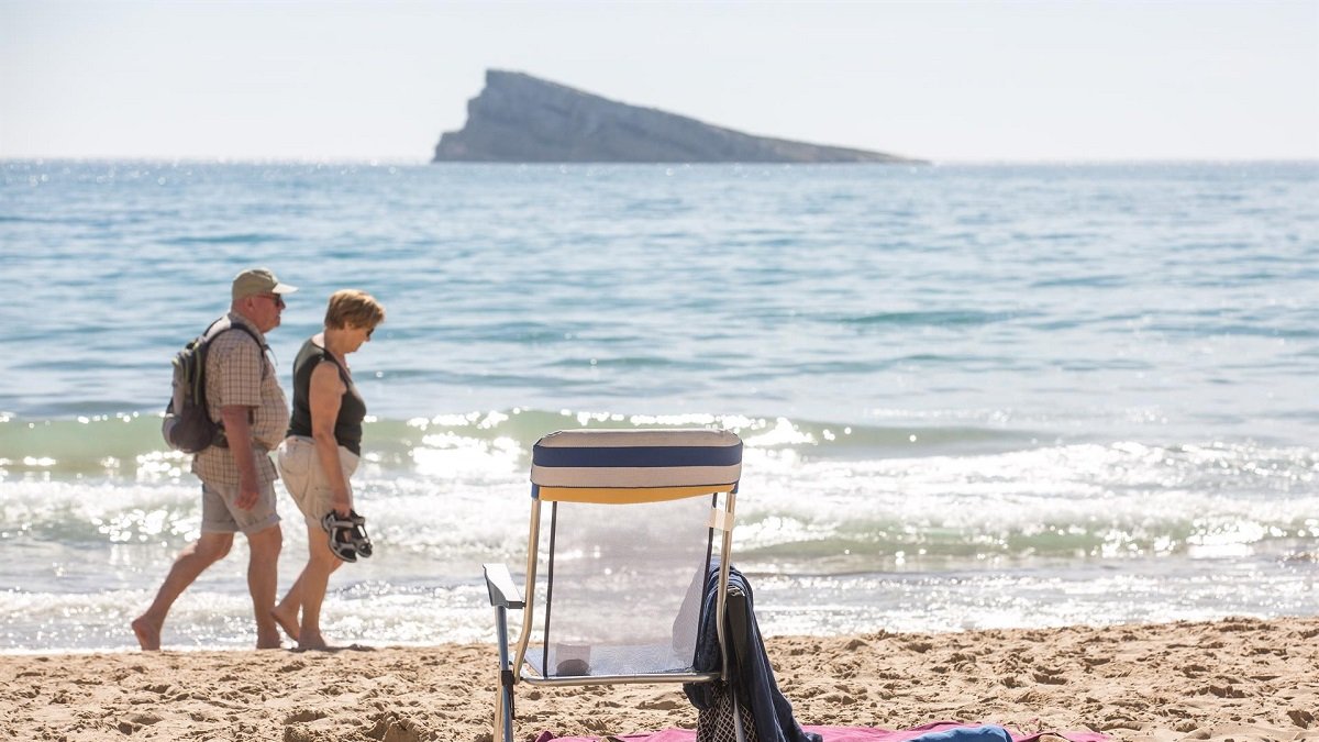 Una pareja pasea por la orilla en la playa de Poniente, a 11 de marzo de 2023, en Benidorm.- EUROPA PRESS