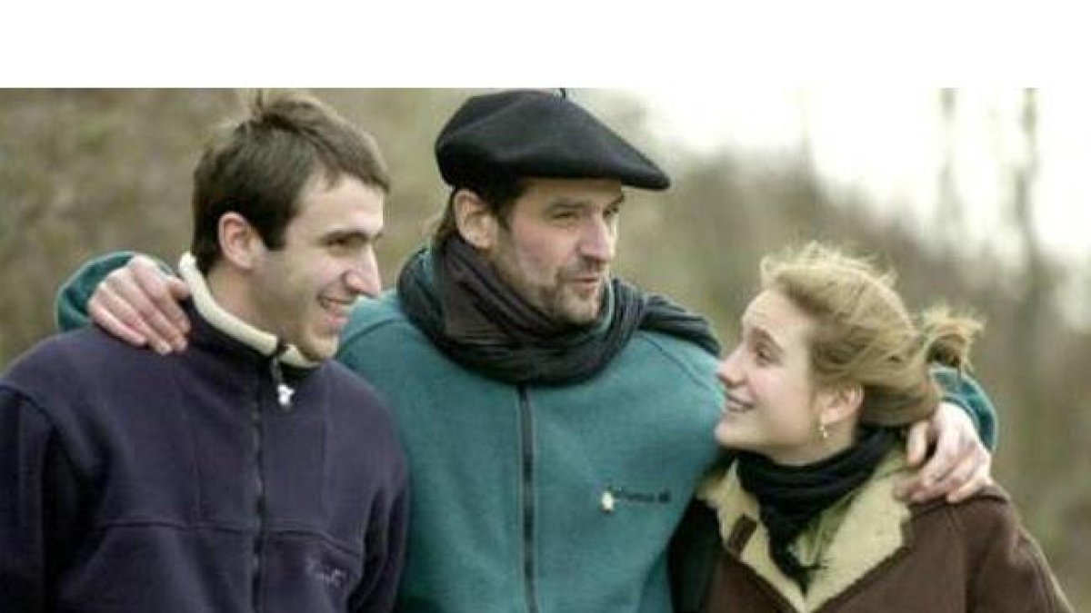 Josu Ternera, con sus hijos Egoitz e Irati.-EFE