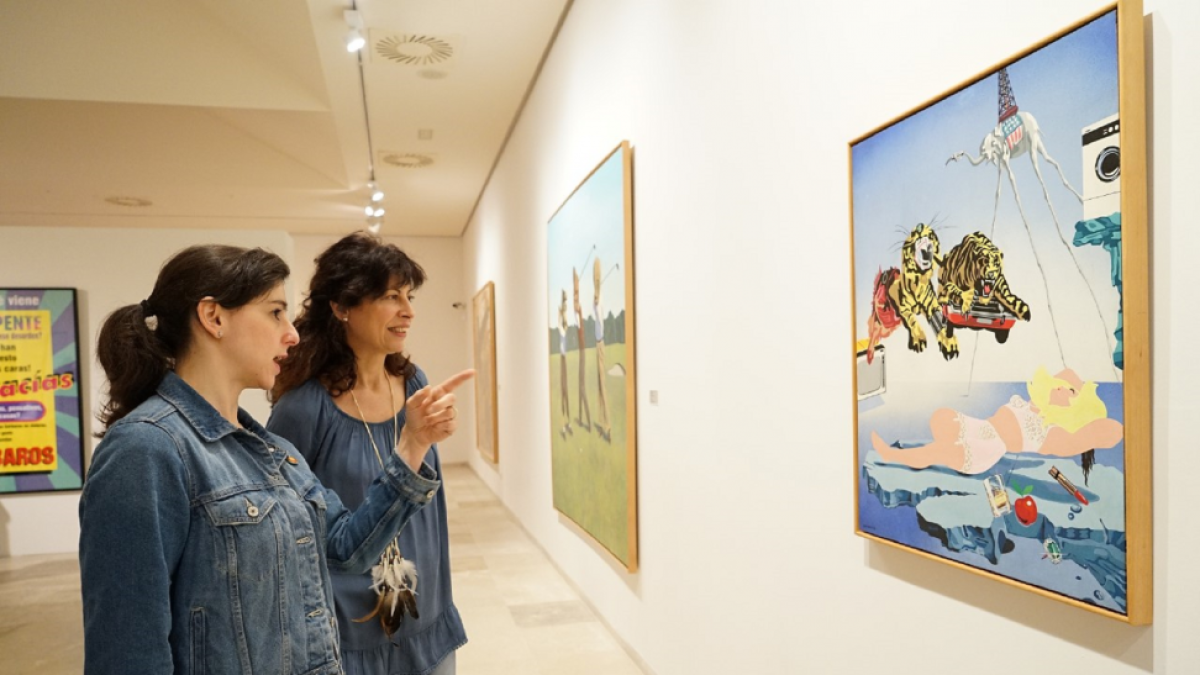 Beatriz Pastrana y Ana Redondo contemplan las obras expuestas-E.M.