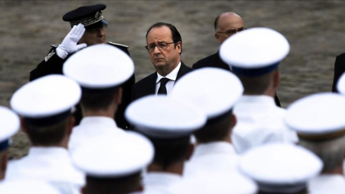 El presidente francés, Francois Hollande, en la ceremonia de homenaje a los agentes policiales asesinados por un yihadista.-EFE / ETIENNE LAURENT