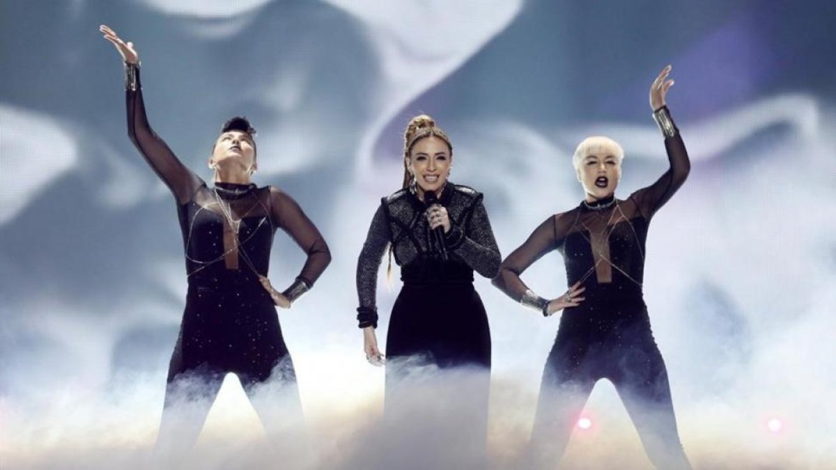 La armenia Artsvik interpreta la cancion 'Fly with me', durante la primera semifinal del festival de Eurovision, en Kíev.-EFE
