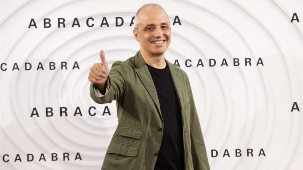El realizador bilbaíno Pablo Berger, en la sala de fiestas Golden de Madrid, donde presentó Abracadabra.-JUAN MANUEL PRATS