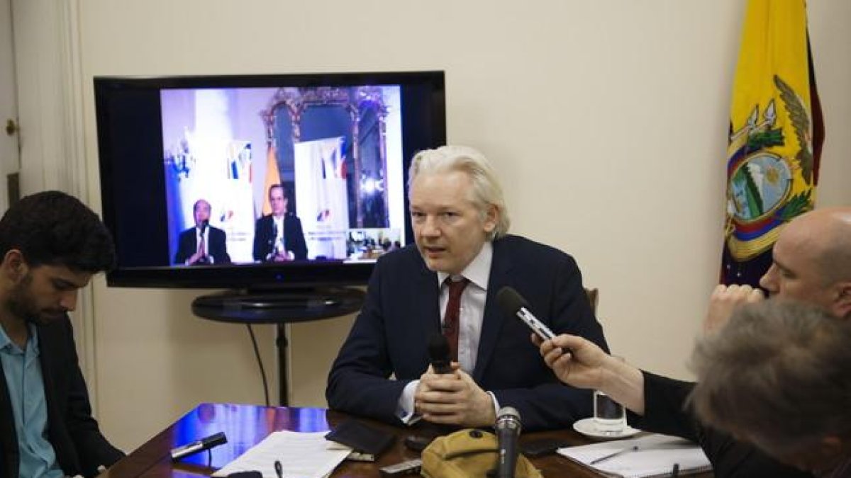 Imagen de archivo de Assange durante una rueda de prensa en la embajada de Ecuador.-EFE