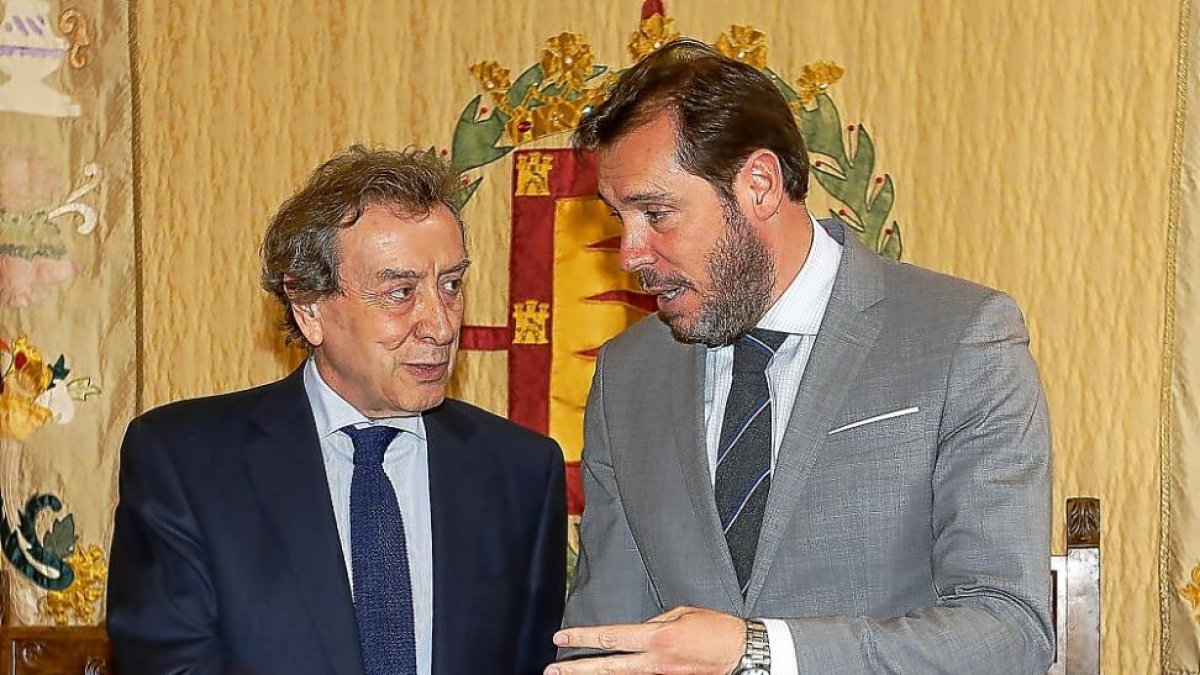José Antonio de Santiago -Juárez y Óscar Puente conversan en el salón de recepciones del Ayuntamiento.-J.M. LOSTAU