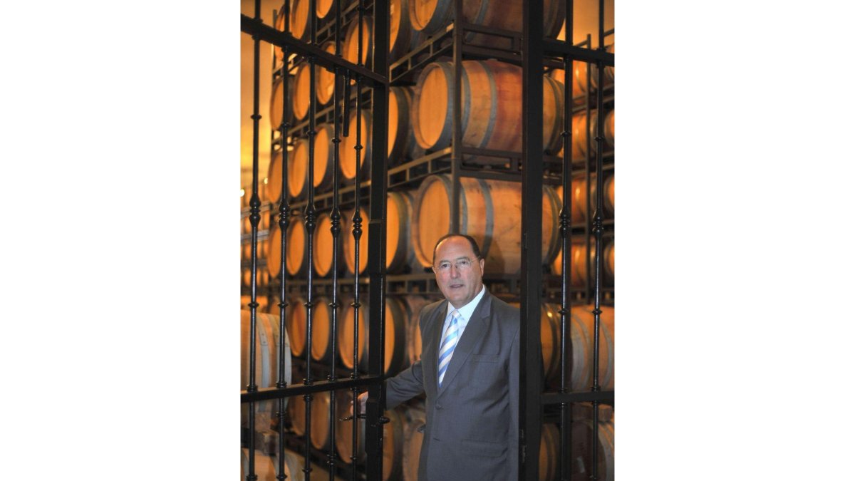 Carlos Moro, fundador y presidente de Matarromera, a las puertas de la sala de barricas de la bodega de Valbuena (Valladolid).-