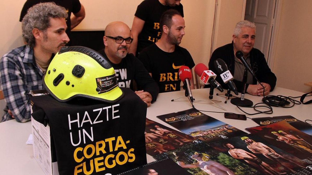 Los bomberos forestales de la Brif de Tabuyo del Monte presentan un calendario benéfico y solidario.-ICAL
