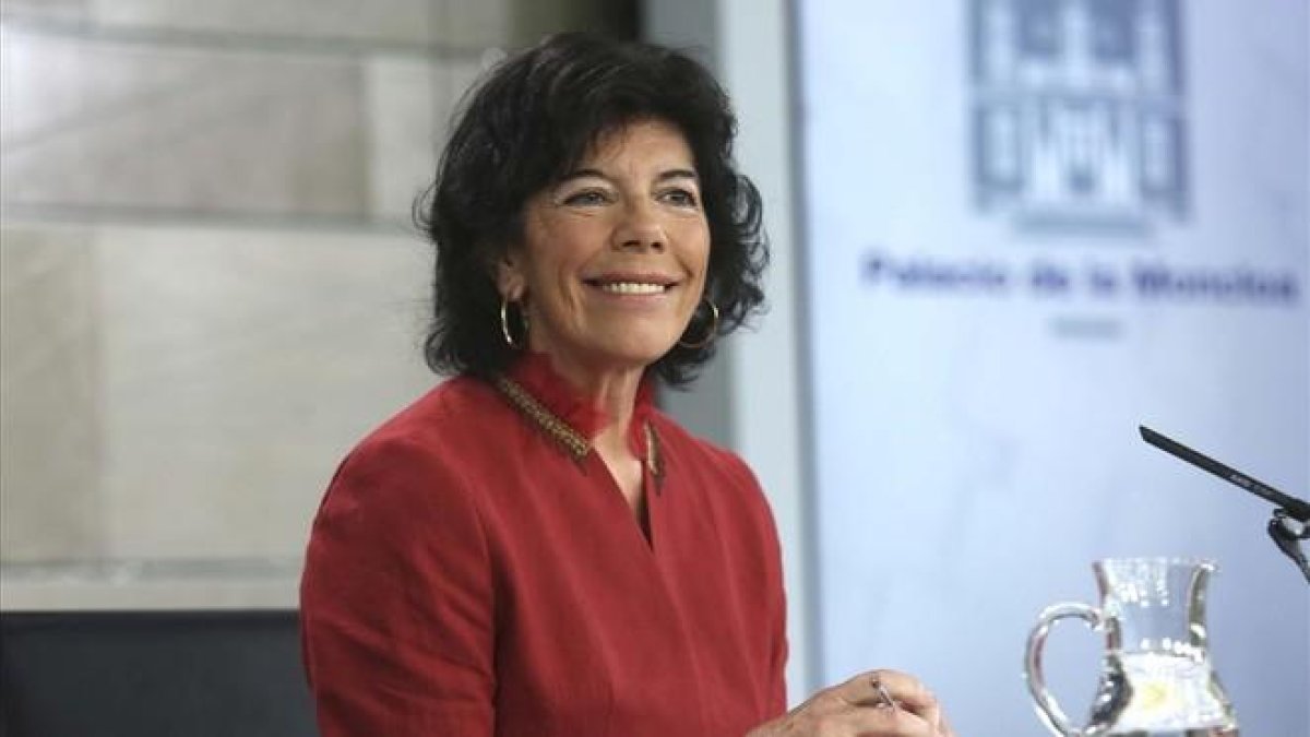La portavoz del Gobierno, Isabel Celaá, en la rueda de prensa posterior al Consejo de Ministros.-DAVID CASTRO