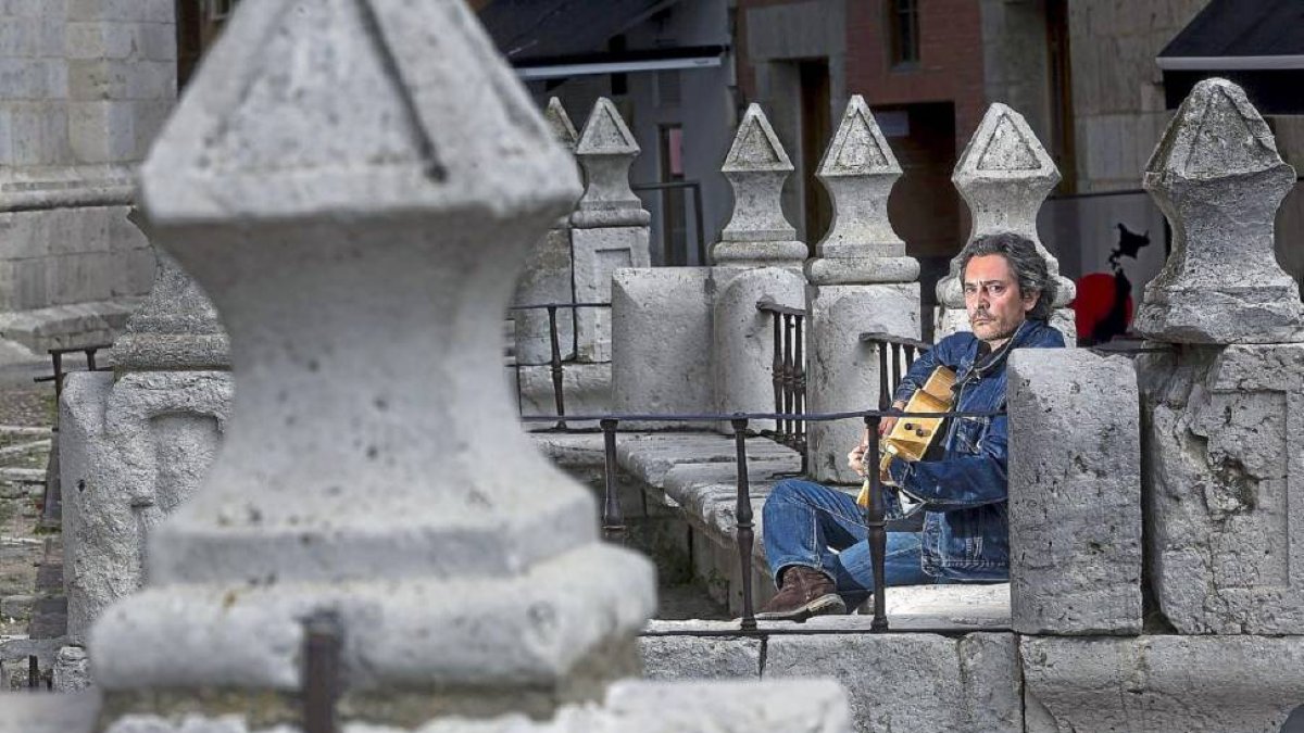 Santiago Iglesias a las puertas de la Catedral de Valladolid-Pablo Requejo